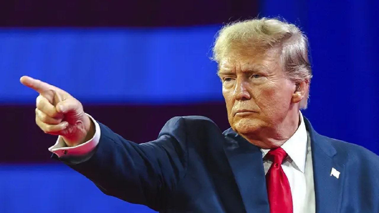 গ্রিন্ডল্যান্ডকে সমর্থন ‘অপরাধ’! ফ্রান্স-ব্রিটেন সহ ৮ দেশের ওপর ১০ শতাংশ শুল্কবোমা ট্রাম্পের