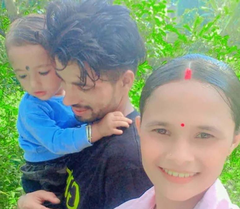 স্বামীর কাছে স্মার্টফোনের জন্য নাছোড়বান্দা ,  অভিমানে আত্মঘাতী তরুণী