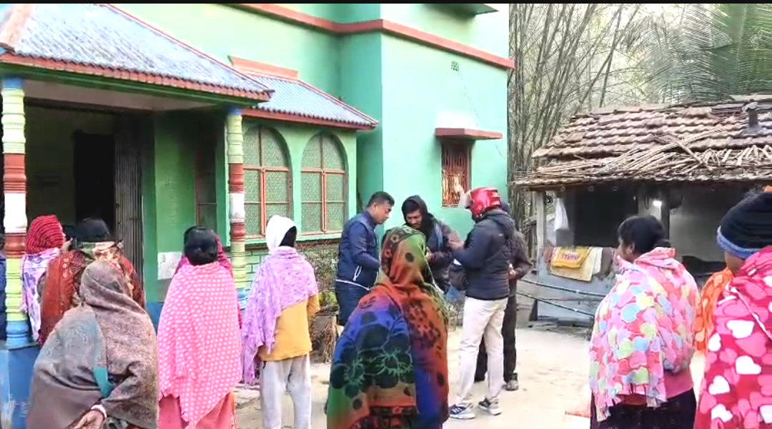 পরিবারের ওপর কালজাদু করার চেষ্টা , বেয়ান-বৌমাকে কুপিয়ে খুন করলো শশুর