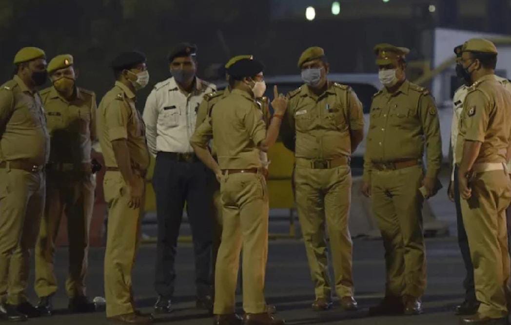 রাস্তার মাঝে দুই বোনকে হেনস্থা , এলোপাথাড়ি কোপানোর অভিযোগ দাদার বিরুদ্ধে