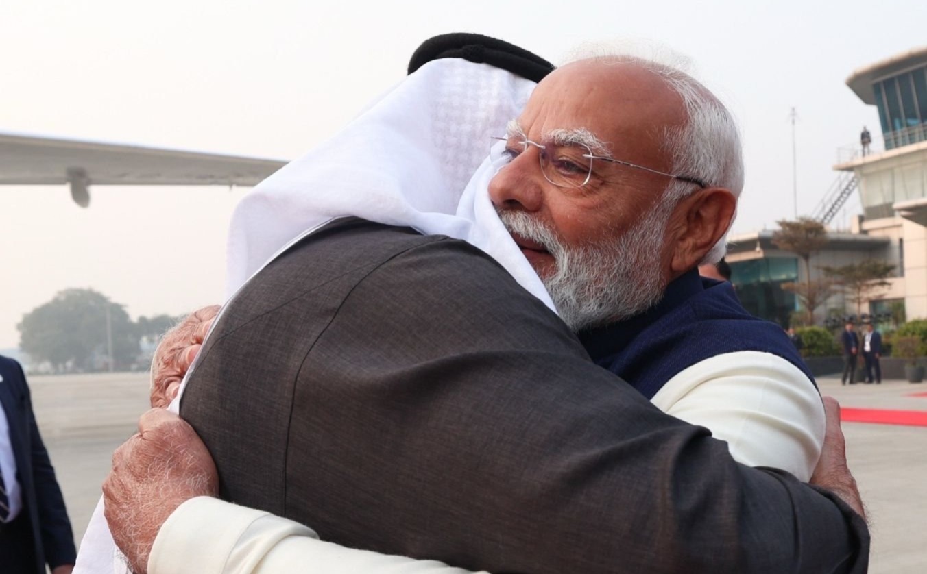 ভারত সফরে আমিরশাহীর প্রেসিডেন্ট, শেখ মহম্মদ বিন জায়েদ আল নাহিয়ানকে আলিঙ্গন মোদির