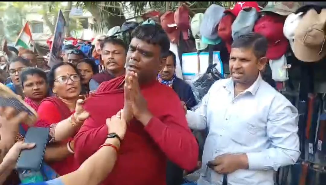 জয় শ্রী রাম স্লোগান দেওয়ায় বেধড়ক মার , বারাসাতে অভিষেকের সভা ঘিরে তুমুল উত্তেজনা