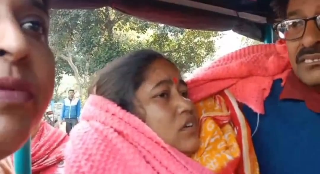 চাপড়ায় স্যালাইন হাতে শুনানির লাইনে , প্রশ্নের মুখে নির্বাচন কমিশন