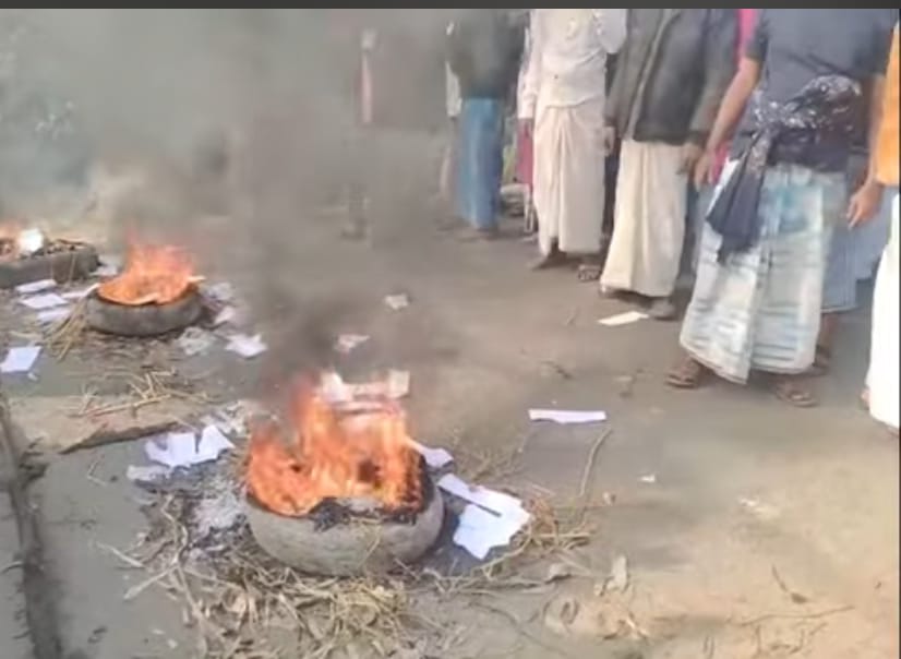 SIR শুনানিতে হয়রানির অভিযোগ , ঢোলাহাটে রাস্তায় টায়ার জ্বালিয়ে বিক্ষোভ স্থানীয়দের