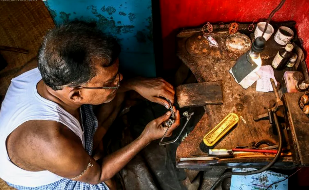 আকাশছোঁয়া সোনার দাম , থমকে গয়নার বাজার-সংকটে স্বর্ণশিল্পীরা