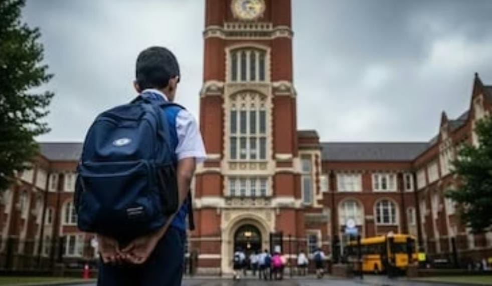 তিলক লাগানোয় বর্ণবিদ্বেষের শিকার , লন্ডনের স্কুল থেকে বিতাড়িত হিন্দু ছাত্র