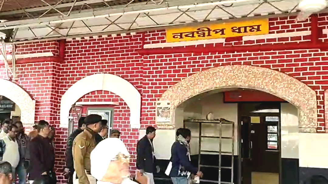 উন্নয়নের নামে মারধর , নবদ্বীপ ধাম স্টেশনে টোটো চালকদের বিক্ষোভ