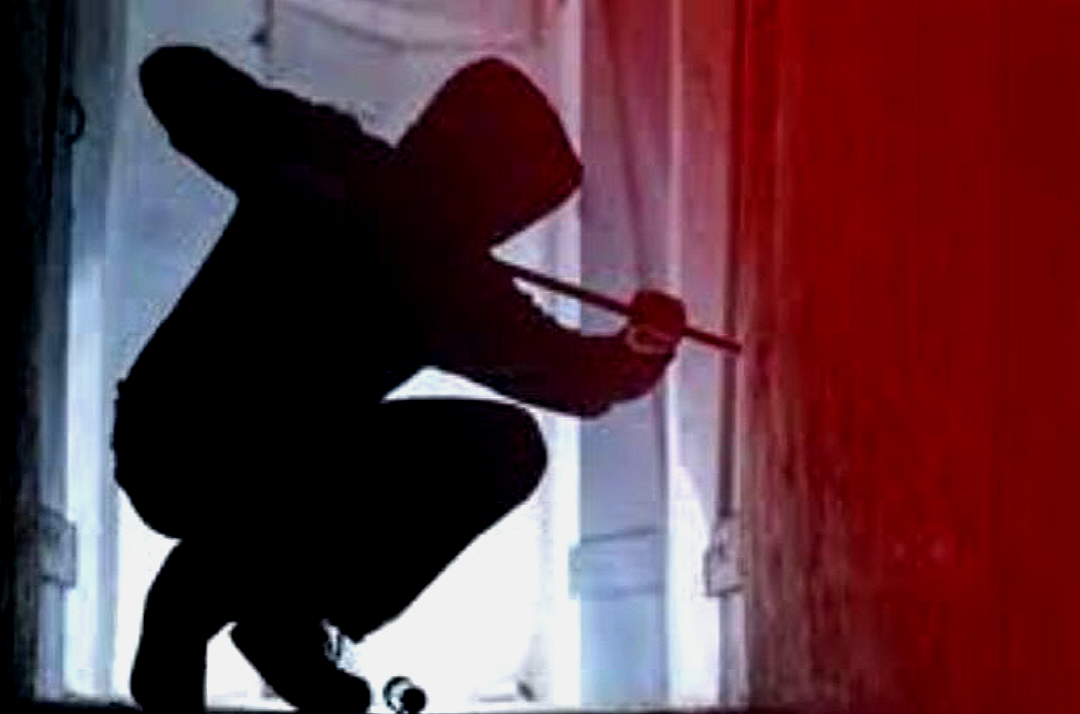 খাদ্যরসিক চোরের হানা , মিষ্টির দোকানে ঢুকে লক্ষাধিক টাকার মিষ্টি সাবার করলো চোর