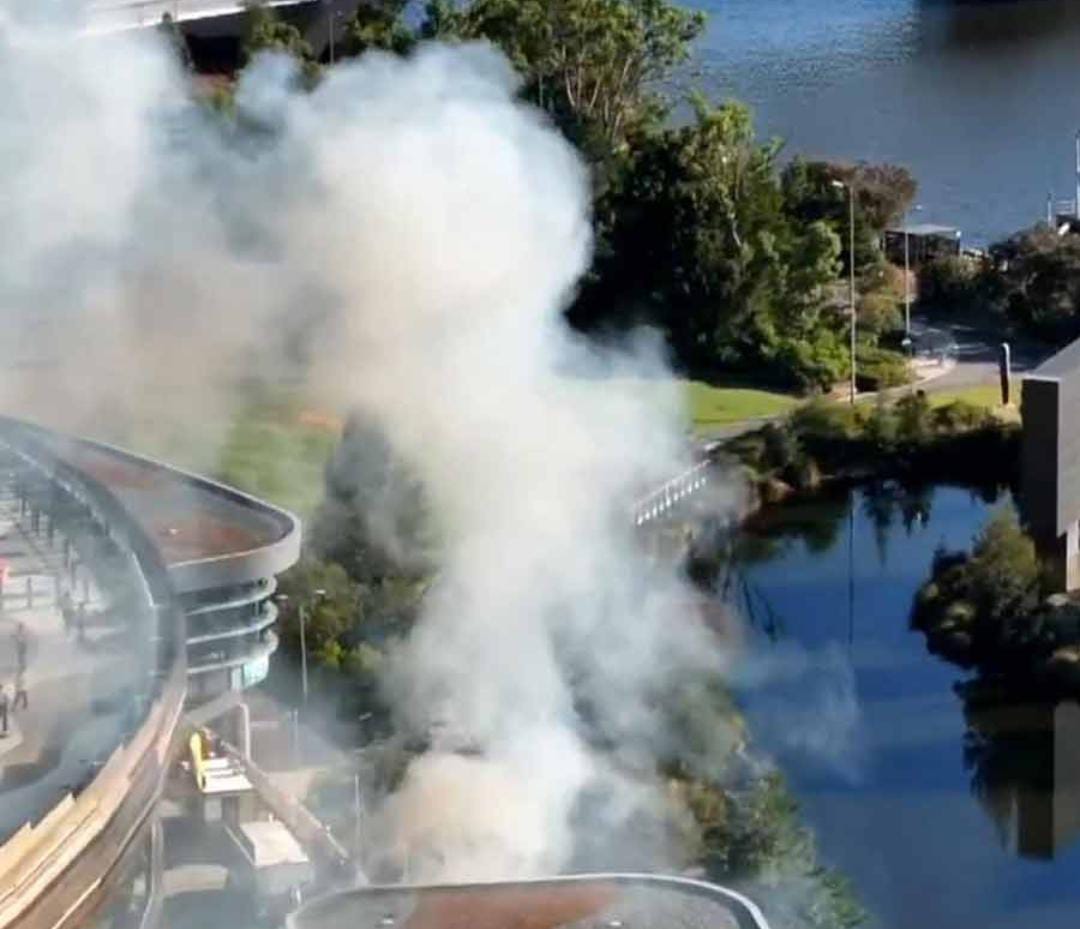 কালো ধোঁয়ায় ঢাকল স্টেডিয়াম , বিগ ব্যাশ লিগে চরম আতঙ্ক