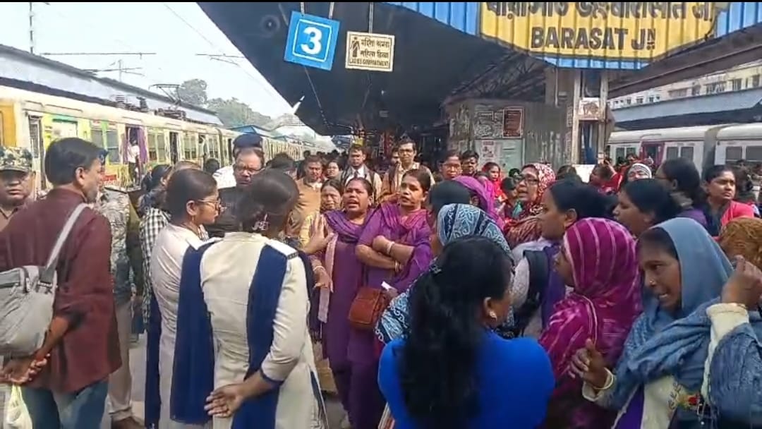 স্বাস্থ্য ভবন অভিযানে বাধা , বারাসাত স্টেশনে আটকে দেওয়া হয় আশা কর্মীদের