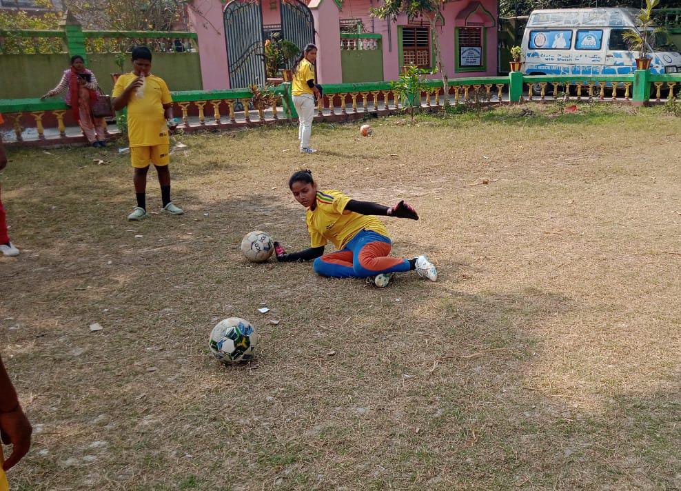 অভিনব উদ্যোগ স্বেচ্ছাসেবী সংগঠনের , জাতীয় স্তরের ফুটবল প্রশিক্ষণ বিশেষ চাহিদা সম্পন্ন মেয়েদের