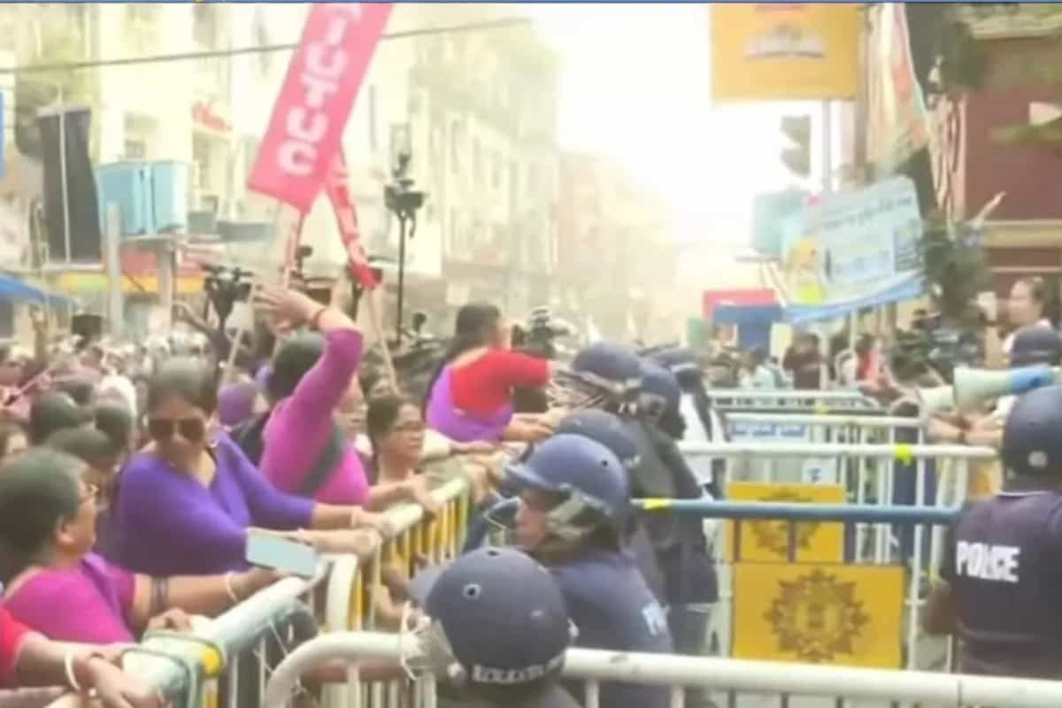 ১০ দফা দাবিতে স্বাস্থ্য ভবন অভিযান , ব্যারিকেড ভেঙে এগোনোর চেষ্টা আশা কর্মীদের