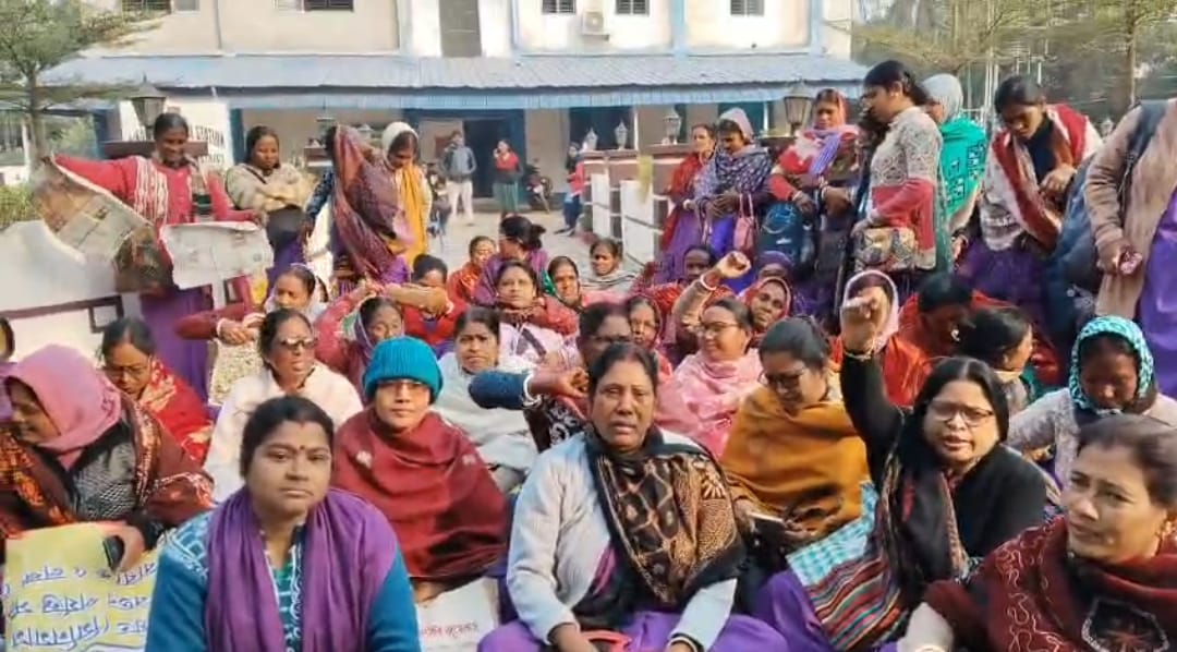 স্বাস্থ্য ভবন অভিযান রুখতে পুলিশি তৎপরতা , হিঙ্গলগঞ্জে আটক আশা কর্মী