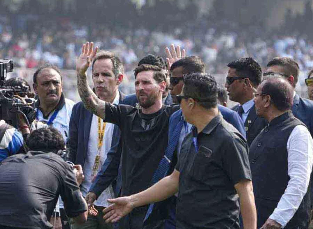 মেসি সফরে প্রদর্শনী ম্যাচ খেলানো অপরাধ , নির্বাসিত একগুচ্ছ রেফারি