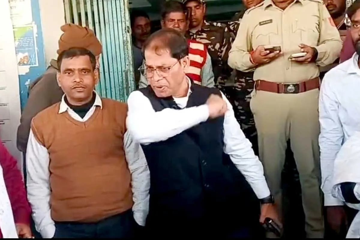 ব্রিগেডে প্যাটিসকাণ্ডের ছায়া ফারাক্কায় , বরণ-বিতর্কে এবার কাঠগড়ায় তৃণমূল