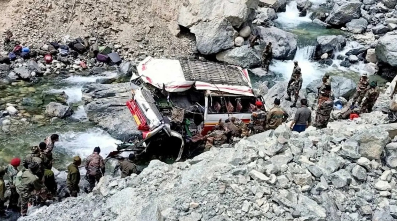 ভয়াবহ দুর্ঘটনা জম্মু-কাশ্মীরে, খাদে পড়ল সেনার গাড়ি, মৃত ১০ জওয়ান