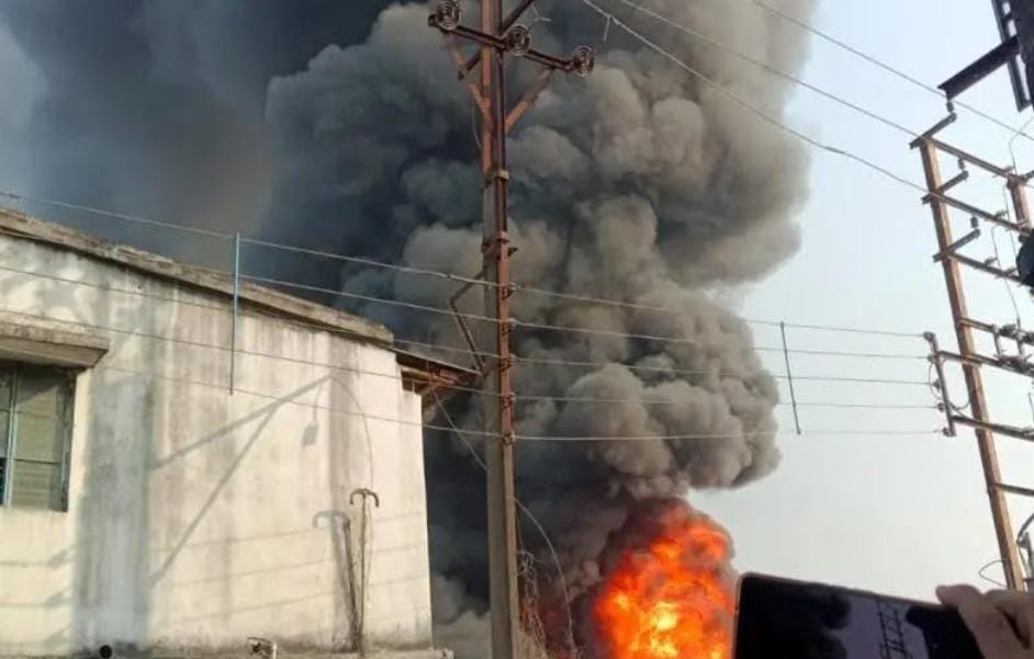 মধ্যমগ্রামে রঙের কারখানায় ভয়াবহ আগুন , ব্যাপক আতঙ্ক এলাকায়