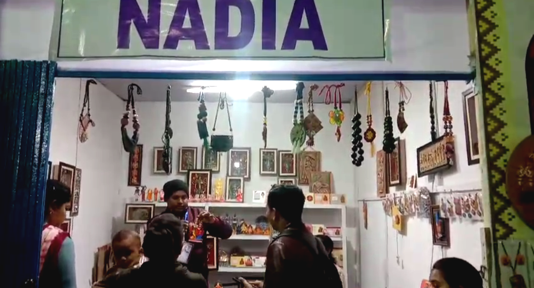 রক্ষা করে যাচ্ছেন তিন পুরুষের ঐতিহ্য , শিলিগুড়ির মেলায় শিল্পী সত্যজিৎ পালের নিরলস প্রয়াস