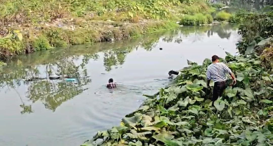 পুলিশের তাড়া খেয়ে নদীতে ঝাঁপ , সাঁতার কেটে ডাঙায় উঠতেই আটক নেশাগ্রস্ত ৬ যুবক