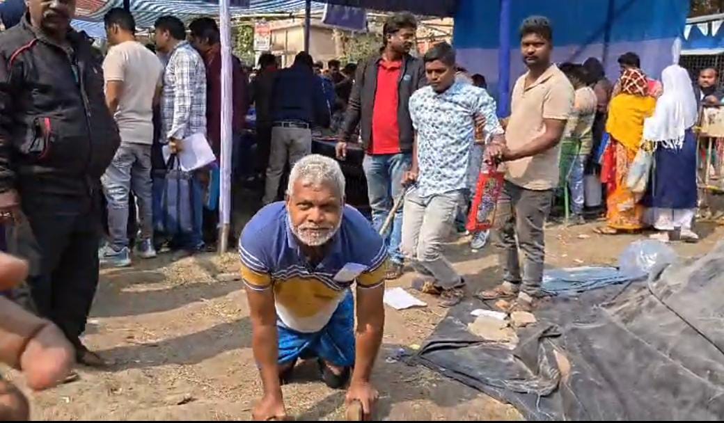 হামাগুড়ি দিয়ে বাধ্যতামূলক বিডিও অফিসে , বেকার BLO-দের বিরুদ্ধে ক্ষোভপ্রকাশ প্রতিবন্ধীদের