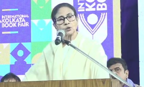 সময় পেলেই আমি বই লিখি , বইমেলার মঞ্চ থেকে নিজেকে কবি প্রমাণের চেষ্টা মুখ্যমন্ত্রীর
