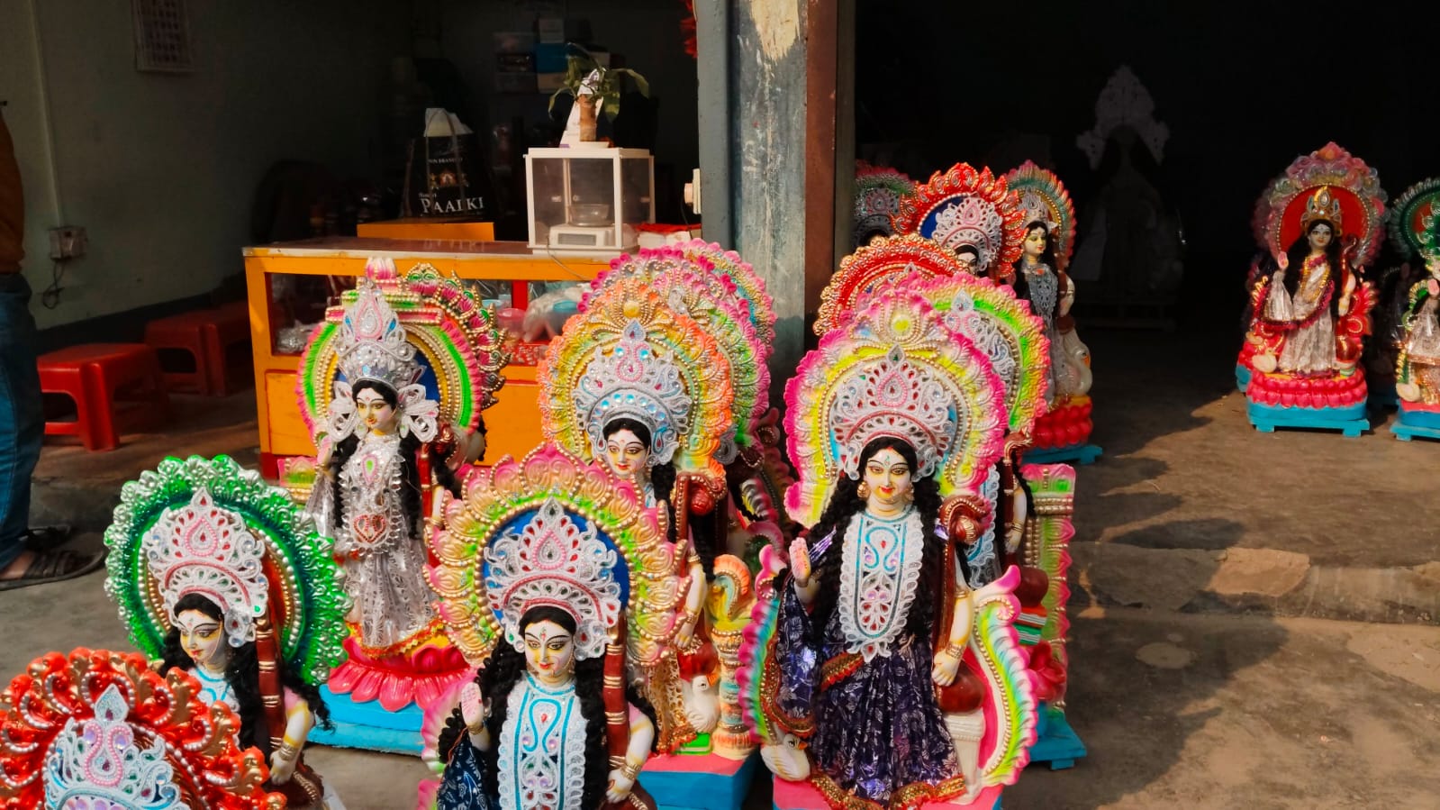 রাত পোহালেই বাগদেবীর আরাধনা , উৎসবের রঙে ভরে উঠেছে প্রতিমা বাজার