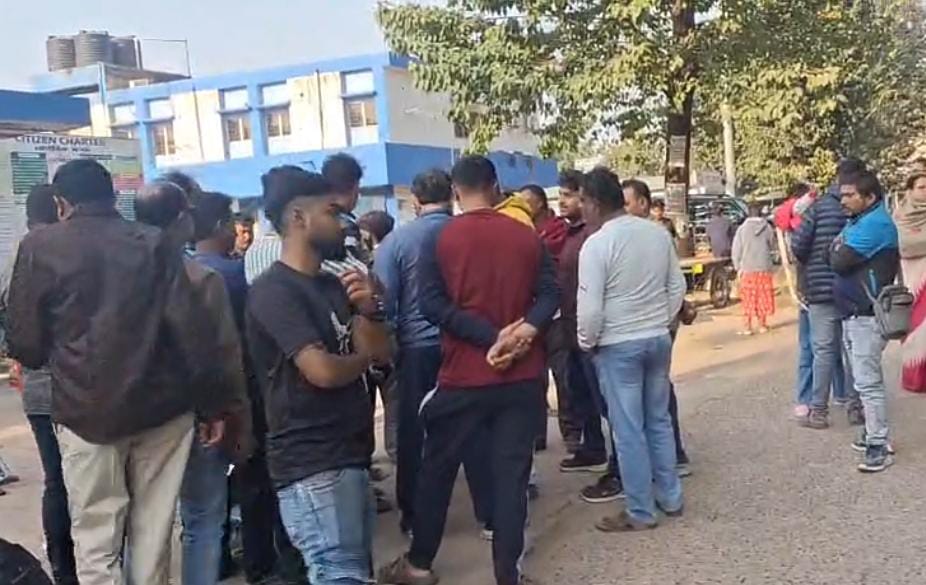 মর্মান্তিক দুর্ঘটনা , মায়ের চোখের সামনে লরির চাকা পিষে দিল ৪ বছরের শিশুকে