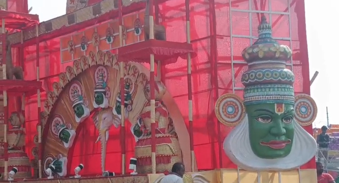 রাত পোহালেই বাগদেবী আরাধনা , সরস্বতী পুজোর থিমে ফুটে উঠছে প্রান্তিক মানুষদের দুর্দশা