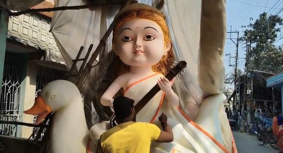 AI সরস্বতী প্রতিমা , কিউট দেবী দর্শনে উপচে পড়ছে ভিড়