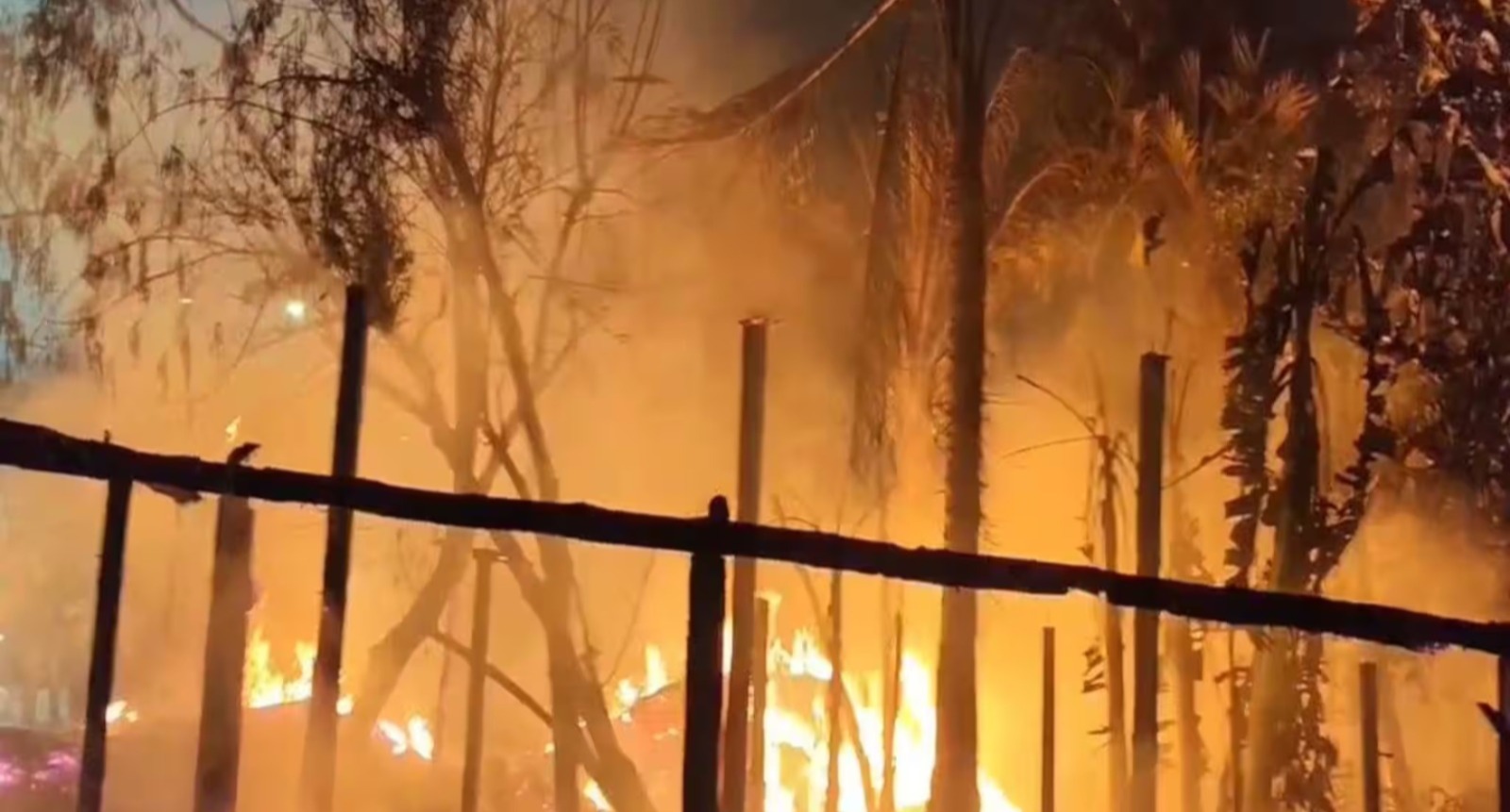 গভীর রাতে কোলাঘাটে বিধ্বংসী আগুন , পুড়ে ছাই একাধিক দোকান