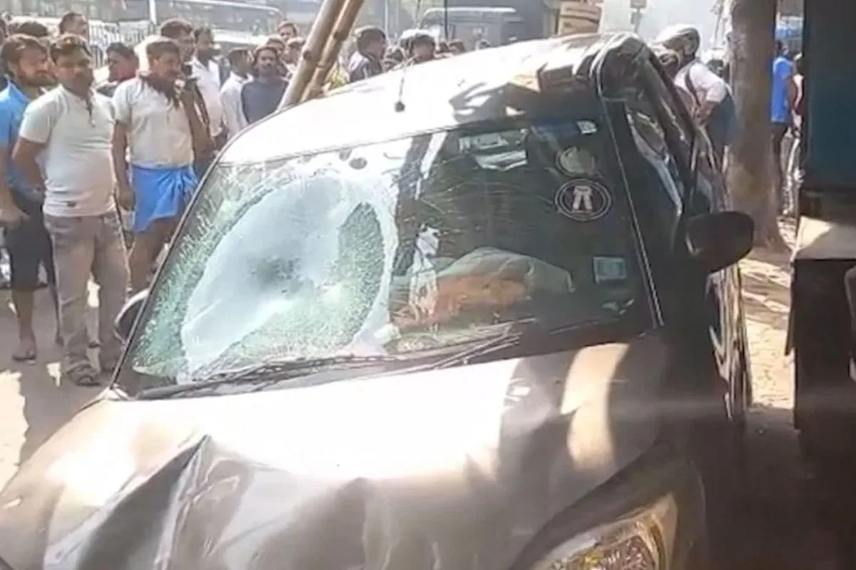 সরস্বতী পুজোর সকালে উল্টোডাঙায় ভয়াবহ পথদুর্ঘটনা, ফুটপাথে উঠে বেপরোয়া গাড়ির তাণ্ডব