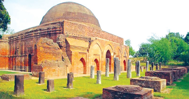 ছোট্ট ছুটিতে গৌড়ের দেশে ! চলুন বেরিয়ে আসা যাক বঙ্গের প্রাচীন রাজধানী থেকে