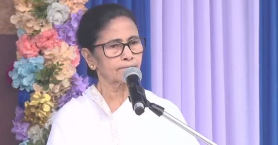 কে কার সঙ্গে প্রেম করবে সেটাও এরা ঠিক করে দেবে?, সরস্বতী পুজোয় কমিশনকে তুলোধনা মমতার