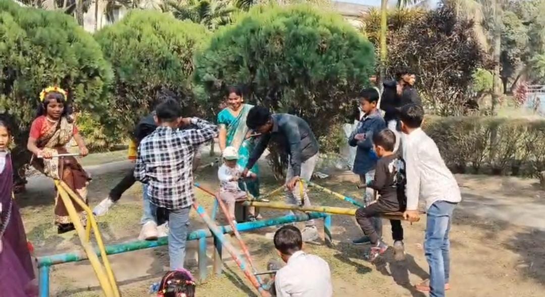 হলুদ আর বাসন্তী রঙের পোশাকের ভিড় , দেবী সরস্বতীর আরাধনায় চারিদিকে উৎসবের পরিবেশ