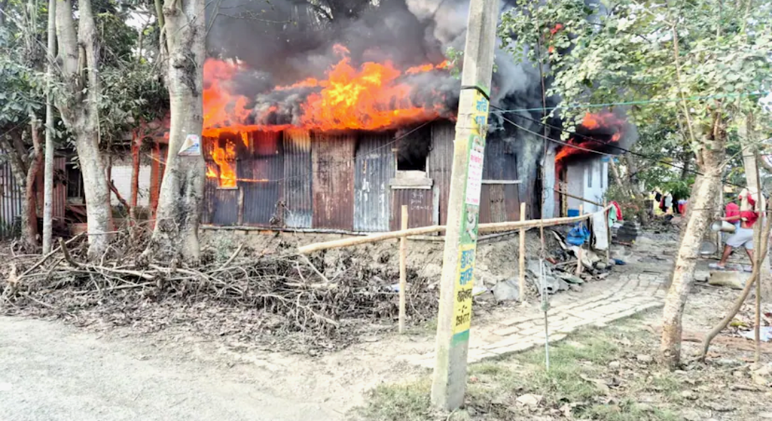 ভয়াবহ অগ্নিকাণ্ডে মুহূর্তেই শেষ হয়ে গেল বাবা , পুড়ে ছাই মেয়ের ছোট্ট সংসারও