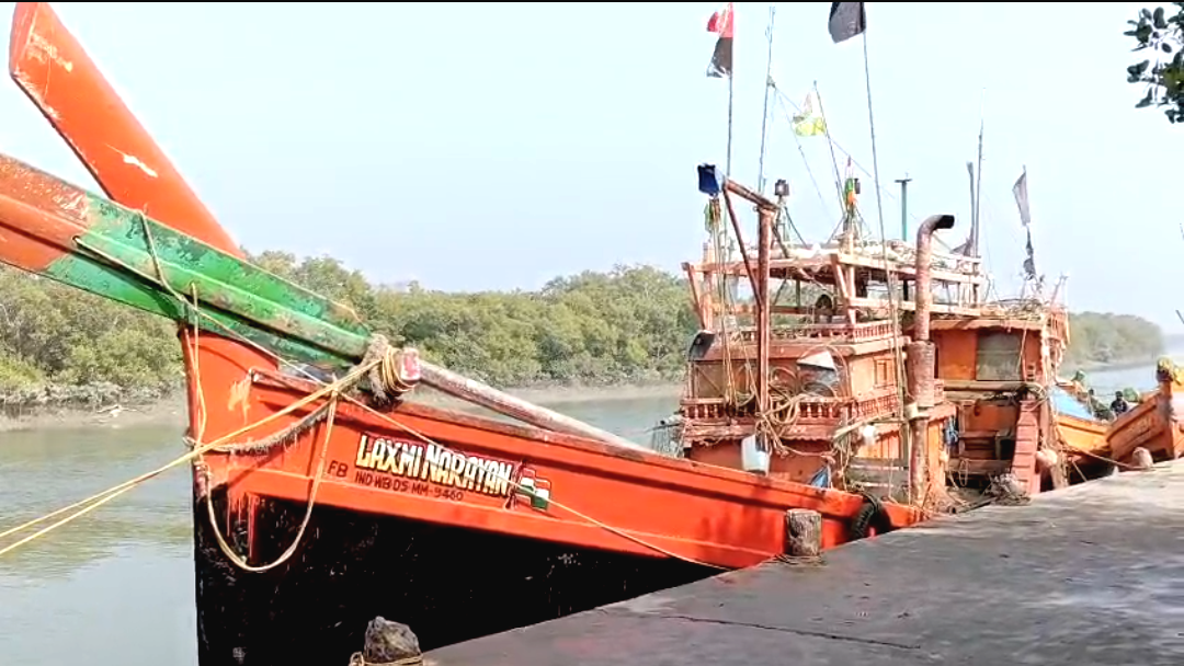 ভারতীয় জলসীমায় ঢুকে সুপারি পাচারের চেষ্টা , উদ্ধার বাংলাদেশি ট্রলারসহ লক্ষাধিক টাকার সুপারি