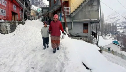 তুষারপাত-বৃষ্টির জোড়া সাঁড়াশি আক্রমণ, হিমাচলে বন্ধ ৫৬৩ টি রাস্তা