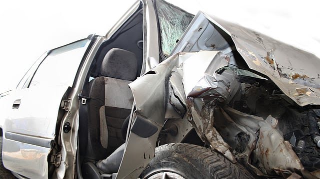 কুচকাওয়াজের মহড়ায় রেড রোডে ভয়াবহ দুর্ঘটনা , গার্ডরেলে ধাক্কা বিলাসবহুল গাড়ির