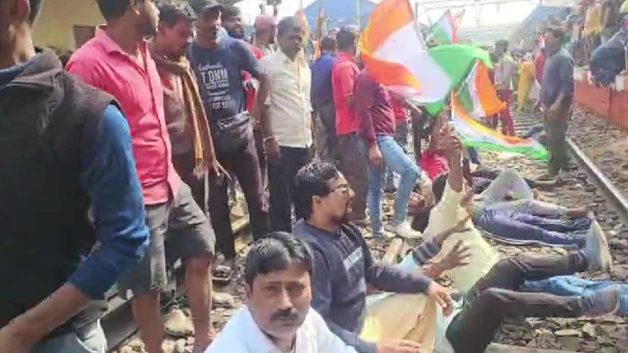 SIR হয়রানির অভিযোগে বর্ধমান স্টেশনে প্রতিবাদ , জাতীয় পতাকা হাতে রেললাইনে শুয়ে বিক্ষোভ স্থানীয়দের