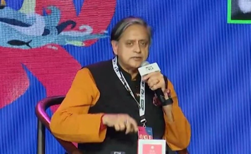 কংগ্রেসের সঙ্গে দূরত্ব শশী থারুরের, দল ছাড়ার ইঙ্গিত সাংসদের!