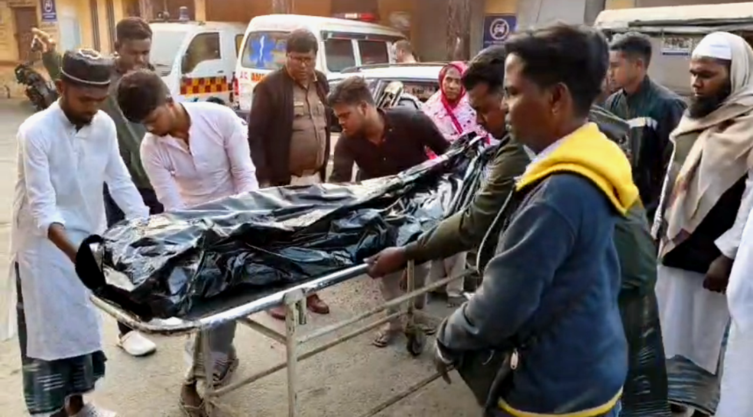 নামাজরত অবস্থায় মাকে কুপিয়ে খুন , আল্লার গজবেরও ভয়ে পালালো ছেলে