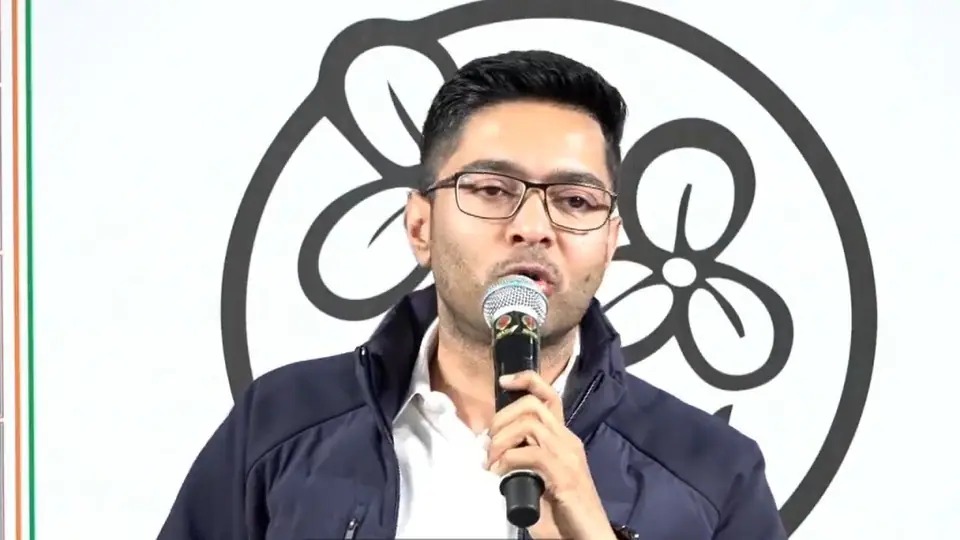 ঠিক কি লুকানোর চেষ্টা করছে? , SIR তালিকা প্রকাশিত না হওয়ায় কমিশনকে তোপ অভিষেকের