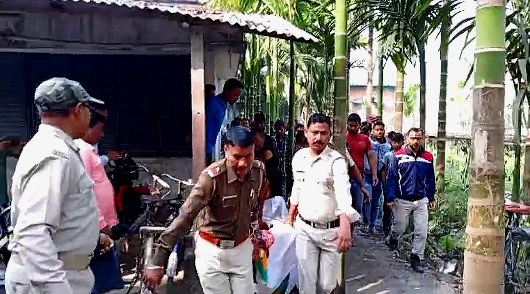 কাজে গেলেই পরপুরুষের সঙ্গে উন্মাদ পরকীয়া , সন্দেহের বসে স্ত্রীকে কুপিয়ে খুন করল স্বামী