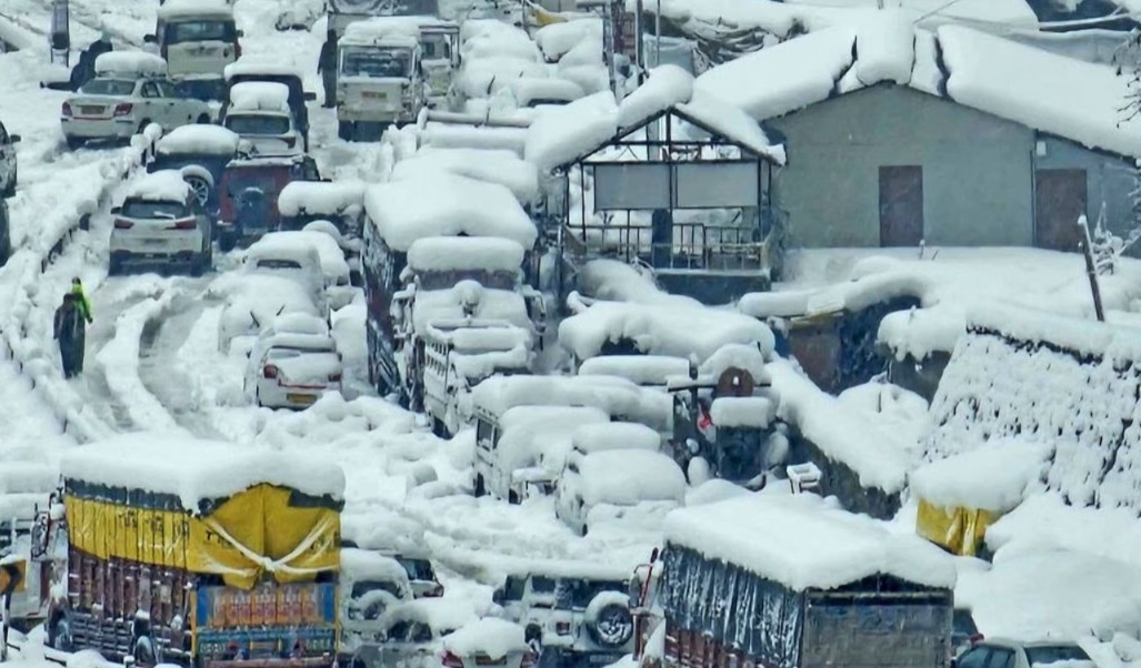 তুষারপাতে বিপর্যস্ত হিমাচল, পর্যটকদের সতর্কবার্তা
