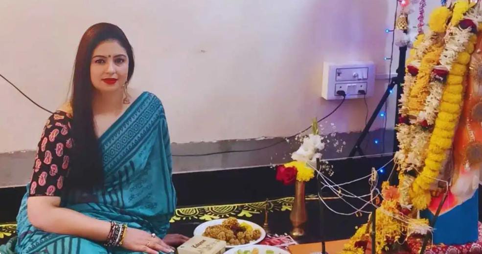 মুসলিম হয়ে সরস্বতী বন্দনা , শামির মেয়ে - স্ত্রীকে আক্রমণ , মিশ্র প্রতিক্রিয়া নেটপাড়ায়