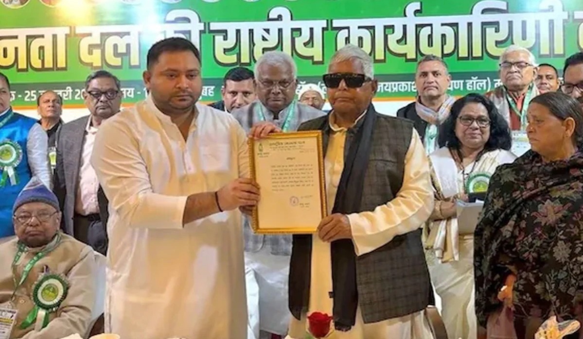 তেজস্বীর ‘প্রমোশন’! আরজেডির কার্যকরী সভাপতি লালুর ছোটো ছেলে