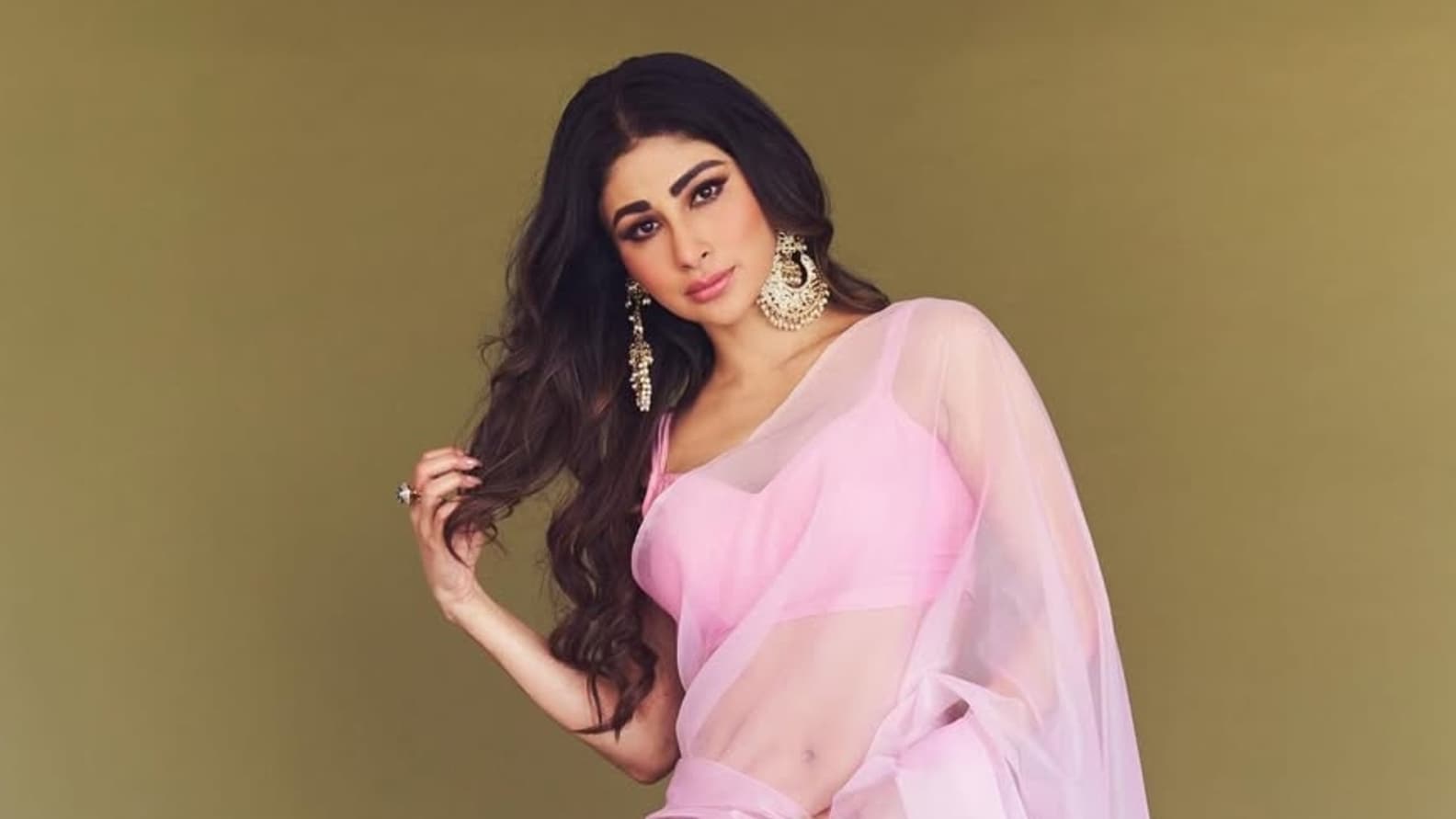 ভিড়ের মধ্যে গোপনাঙ্গে হাত , লজ্জাজনক অভিজ্ঞতার মুখোমুখি মৌনি রায়