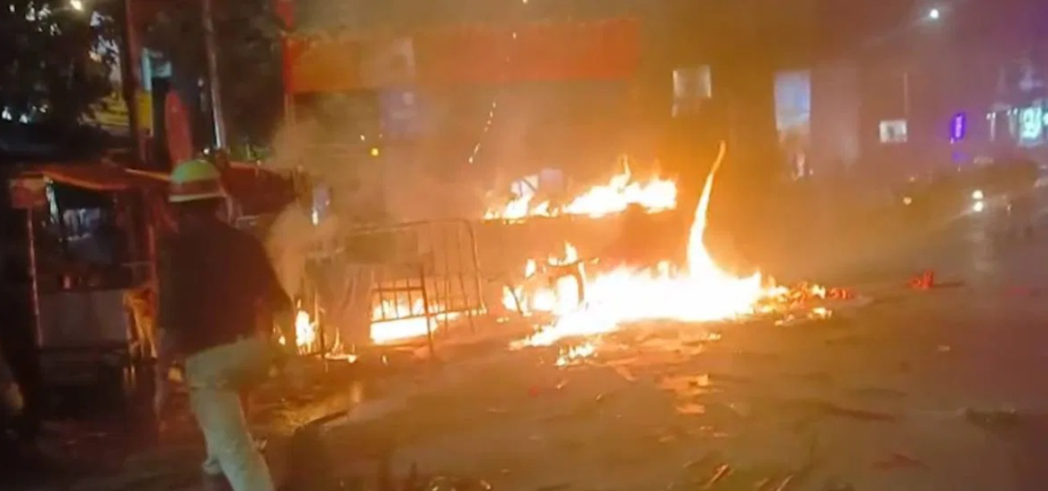 পতাকা লাগানোকে কেন্দ্র করে সংঘাত , বেহালার সখেরবাজারে তৃণমূল-বিজেপি সংঘর্ষে অগ্নিগর্ভ এলাকা