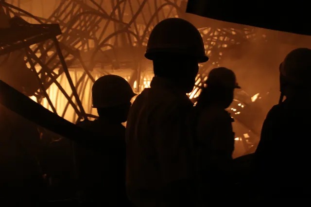 প্রজাতন্ত্র দিবসের ভোরে কলকাতায় ভয়াবহ অগ্নিকাণ্ড , নাজিরাবাদের গোডাউনে বিধ্বংসী আগুন