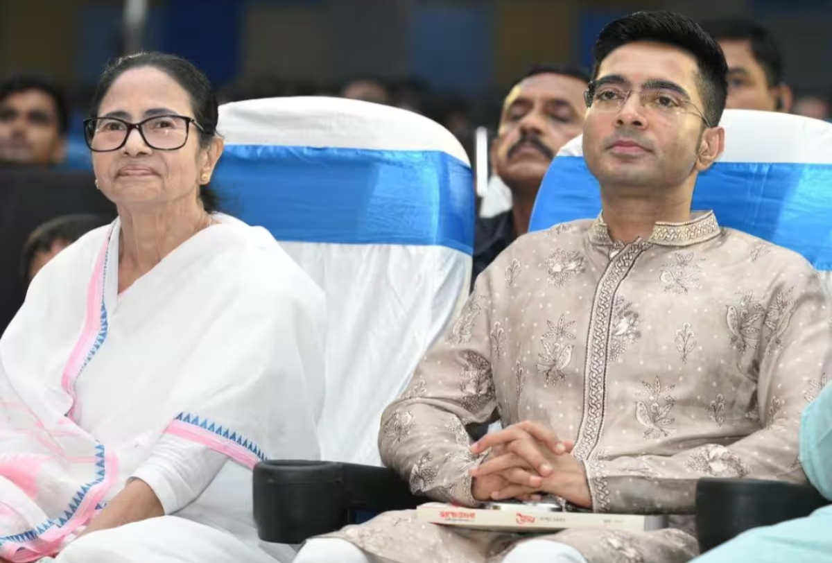 প্রজাতন্ত্র দিবসে সংবিধান রক্ষার শপথ, সতর্ক থাকার বার্তা মমতা-অভিষেকের